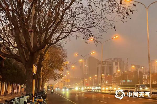 北京今日仍有雾气来扰，今夜到明天有明显降雨降温过程